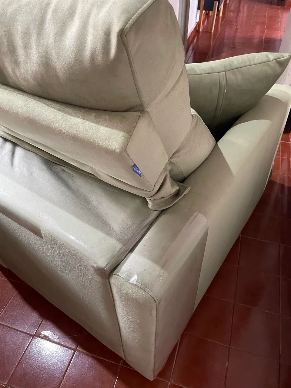 POLTRONA RECLINÁVEL E RETRÁTIL - CONFORTO E ELEGÂNCIA - Foto 2