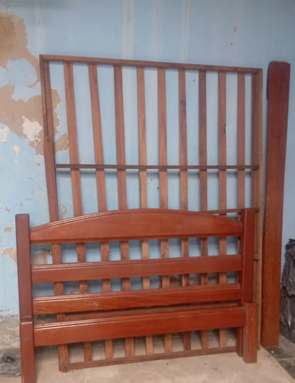 Selling wooden double bed for BRL 200; interested parties please contact via WhatsApp *