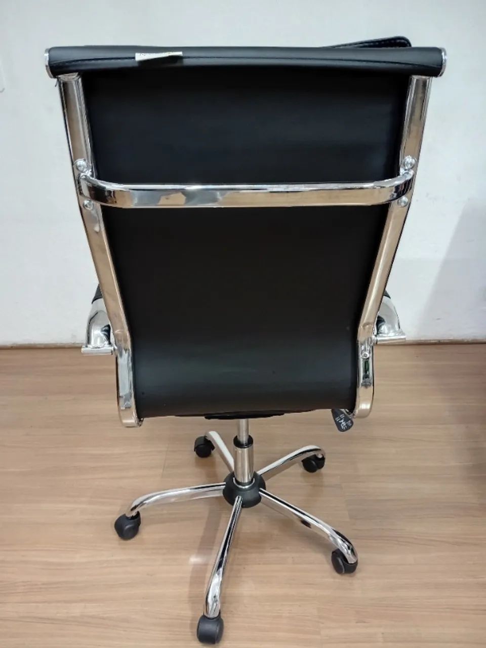 Cadeira de Escritório Presidente Design Charles Eames Preta - Foto 5