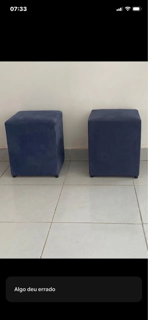 Sofá azul e 2 puffs