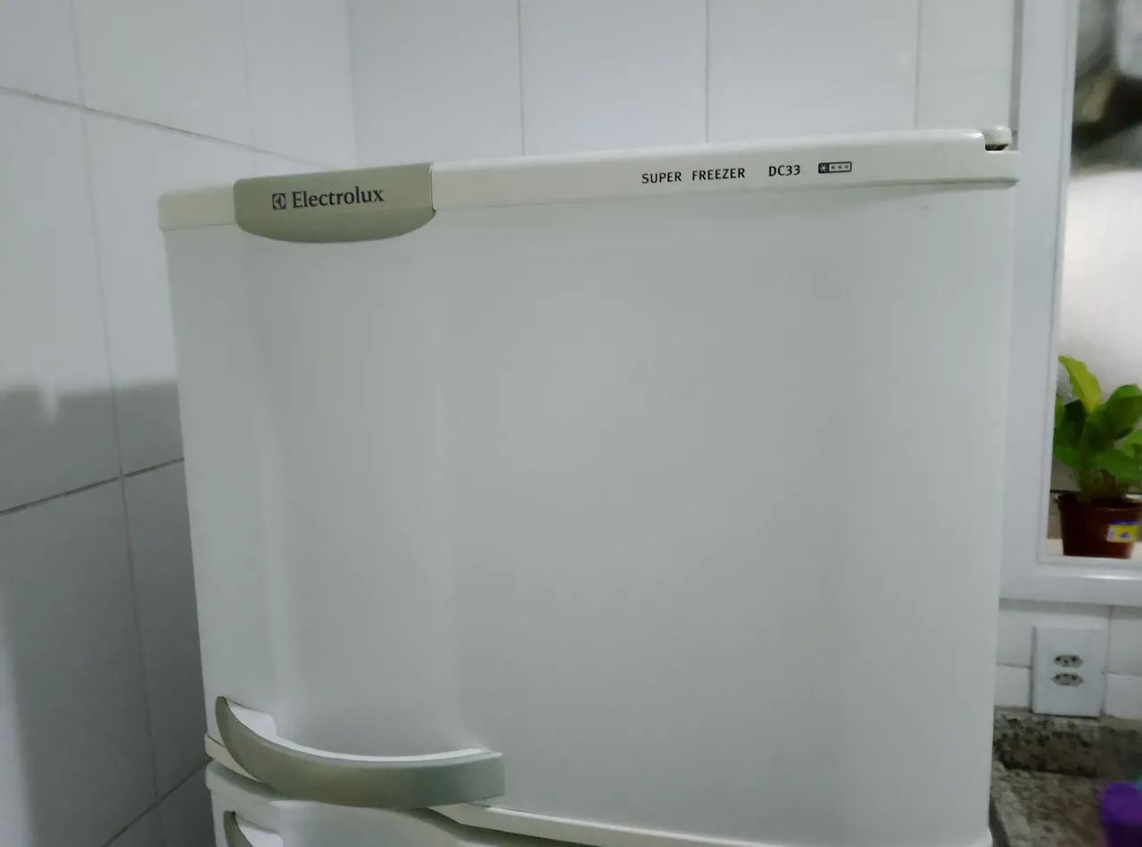 Vendo geladeira Eletrolux Dc33 - com defeito 127v - Foto 2