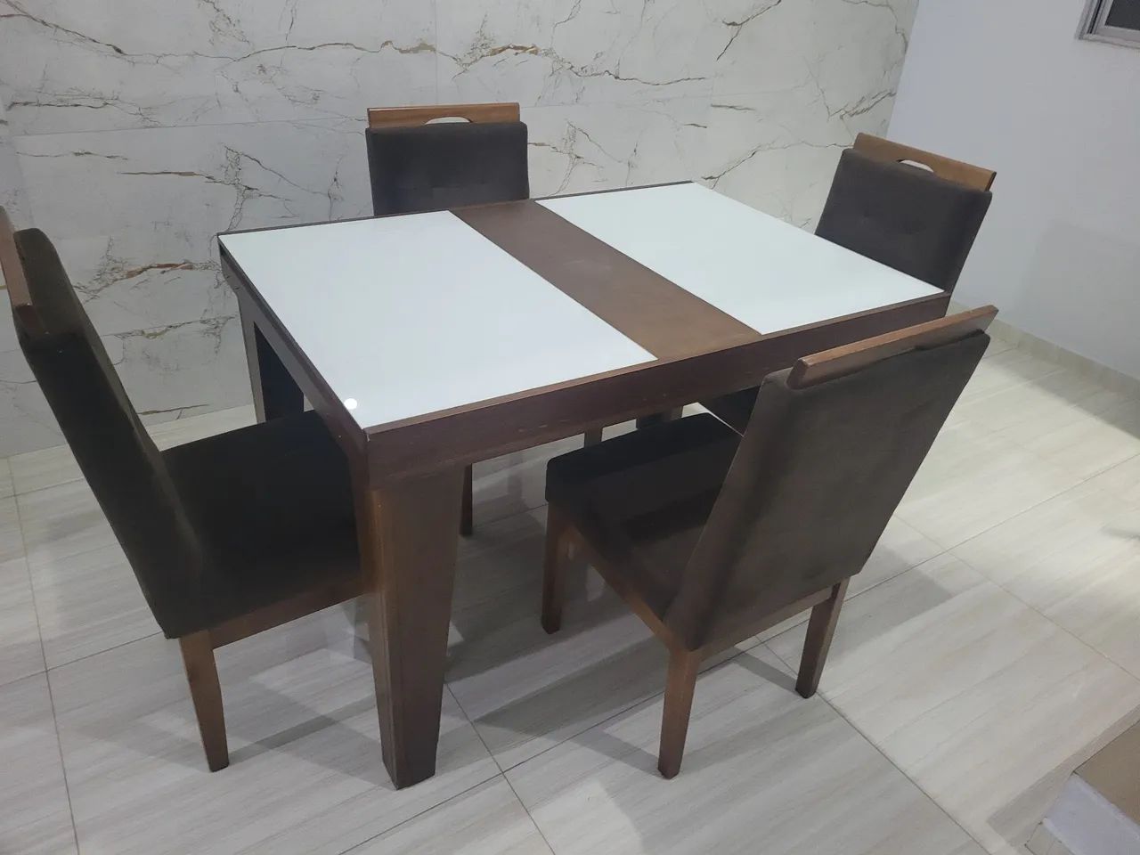 Mesa com 4 cadeiras / ENTREGO 