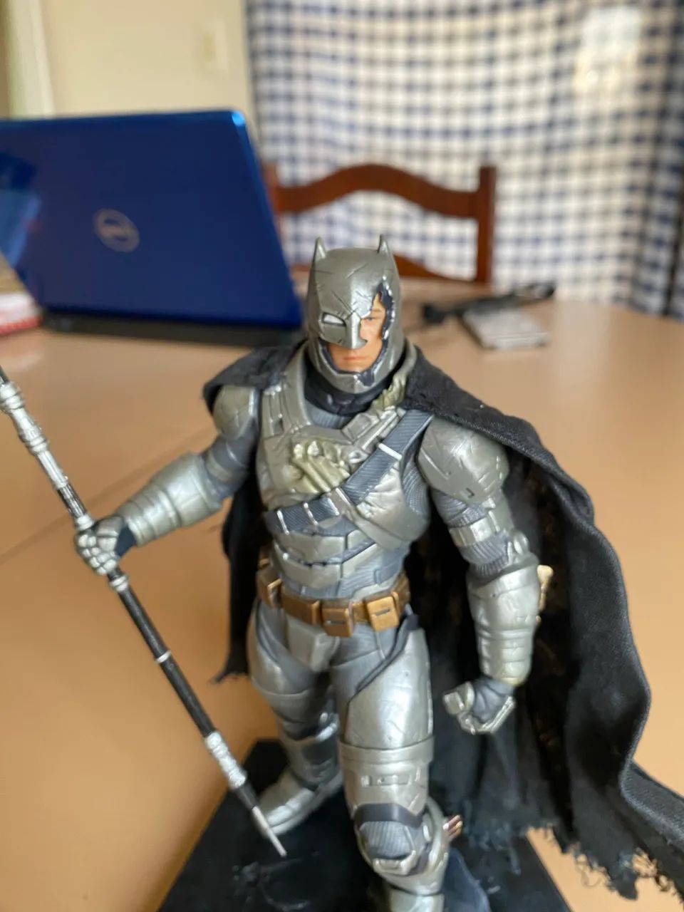 Estátua Iron Studio Batman battle damaged armares - Foto 3