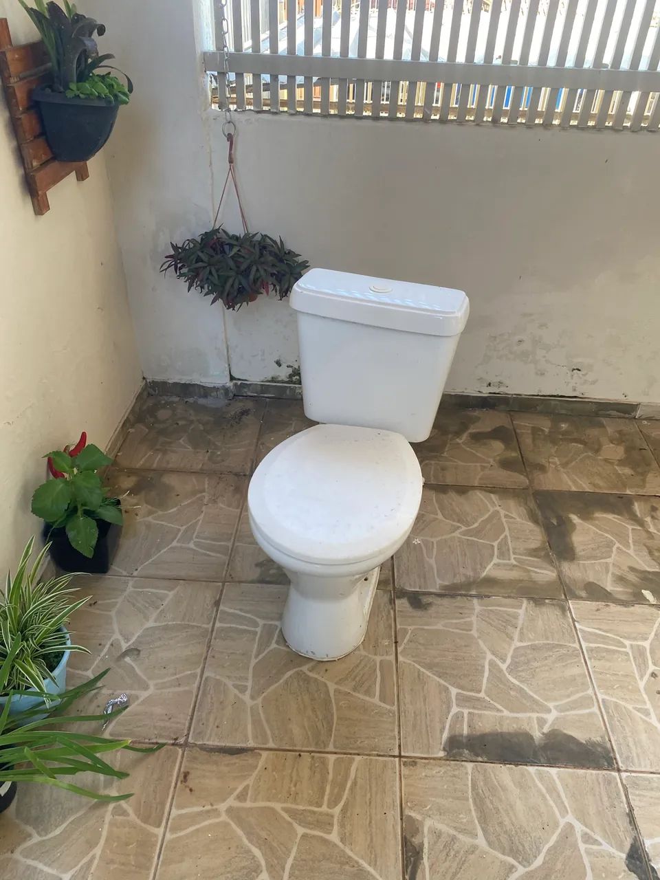 Close-coupled toilet