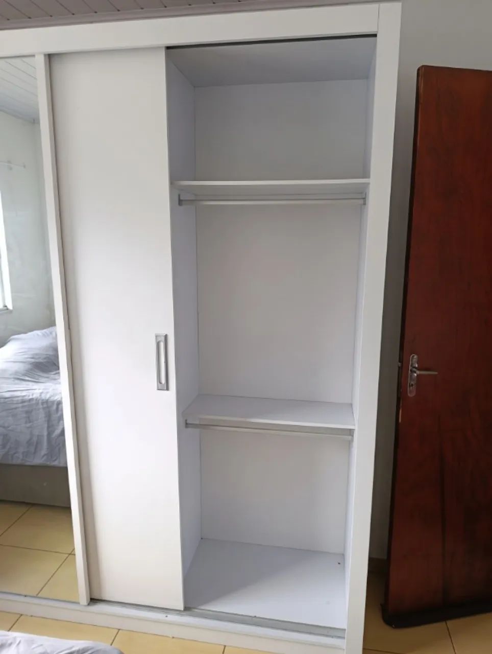 NEGOCIO - Guarda-Roupas Branco Casal - 3 Portas de Correr e Espelho - Foto 5