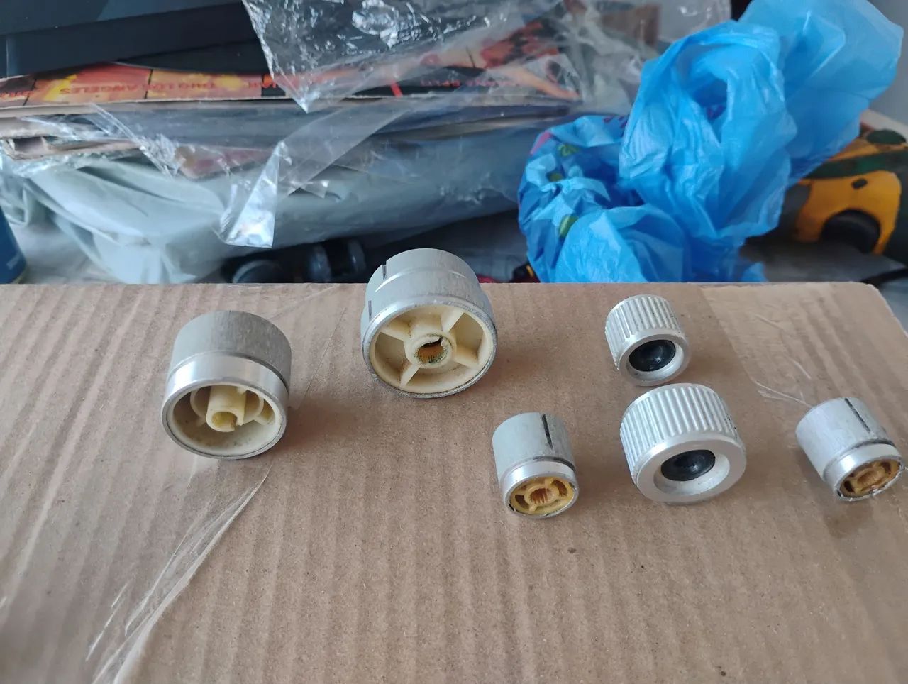 Vários knobs originais gradiente e Sony alguns maciço em alumínio  todos ok - Foto 2