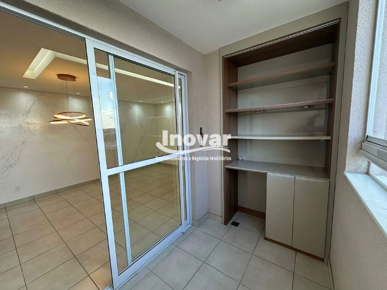 Apartamento 2 quartos com suíte, varanda com cortina de vidro, marcenaria completa e lazer - Foto 5
