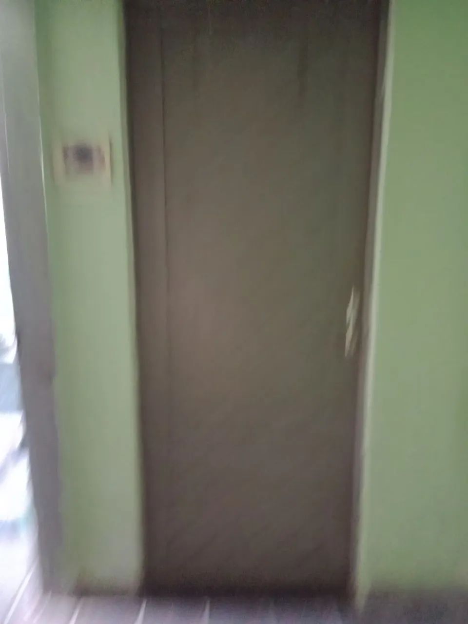 ALUGA-SE APARTAMENTO 