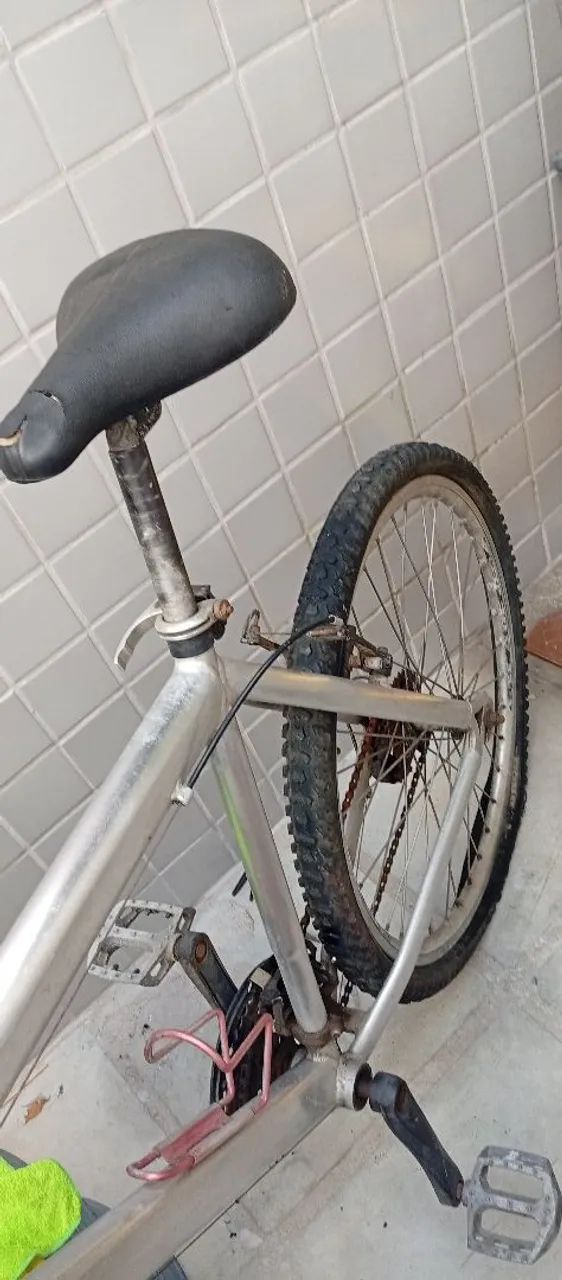 Vendo bicicleta,os pneus baixos e com uma folga.