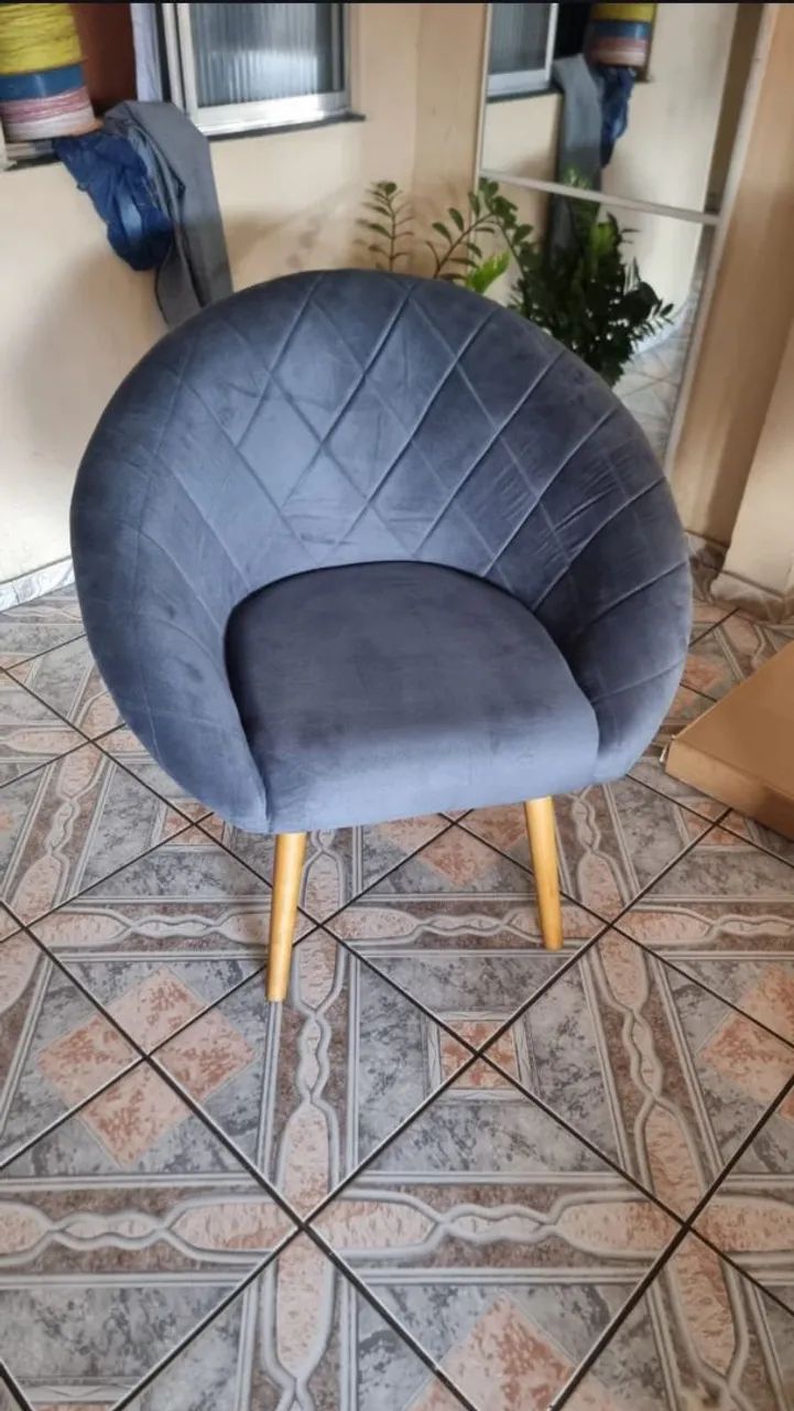 Poltrona Acolchoada Com Pés Em Madeira Maciça. *PROMOÇÃO RASGA PREÇO* - Foto 2
