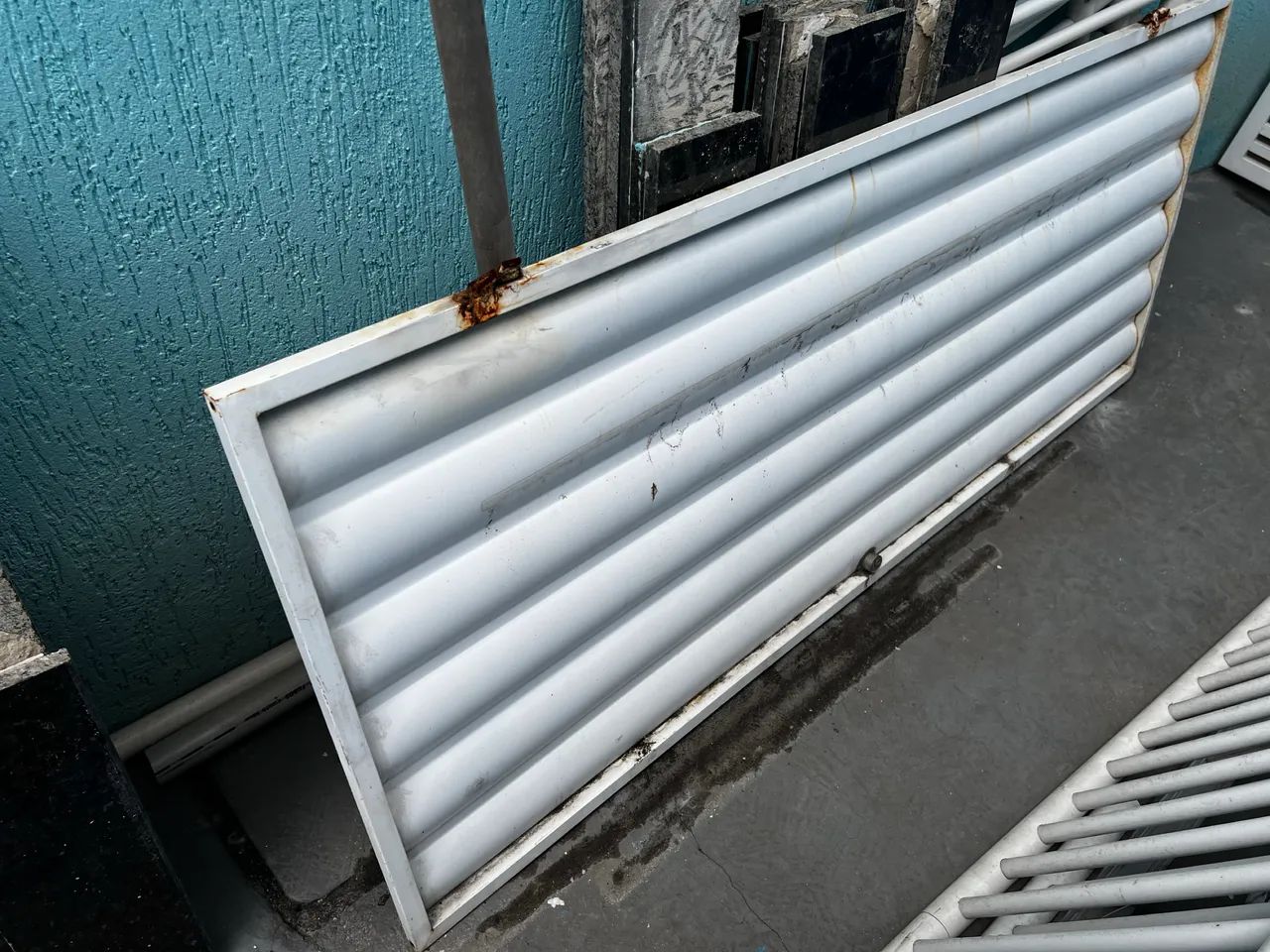 Portão de Ferro Branco com Fechadura