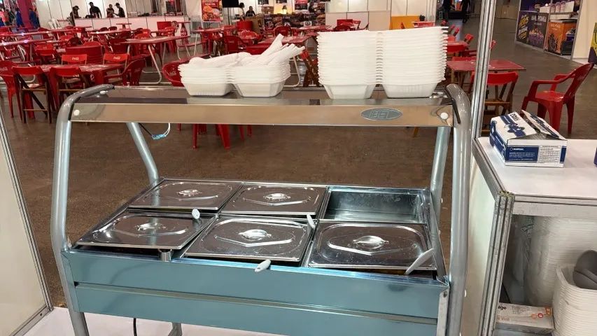 Buffet térmico ou balcão térmico para alimentos.