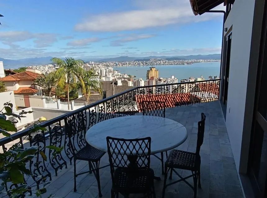 Casa com 4 suítes para Alugar em Florianópolis/SC!
