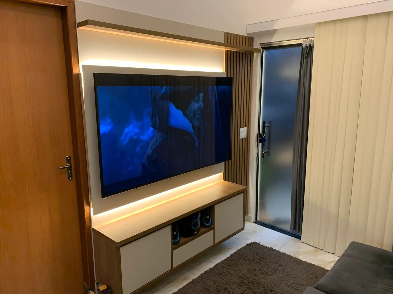 Painel de TV com ripado e led - Foto 2