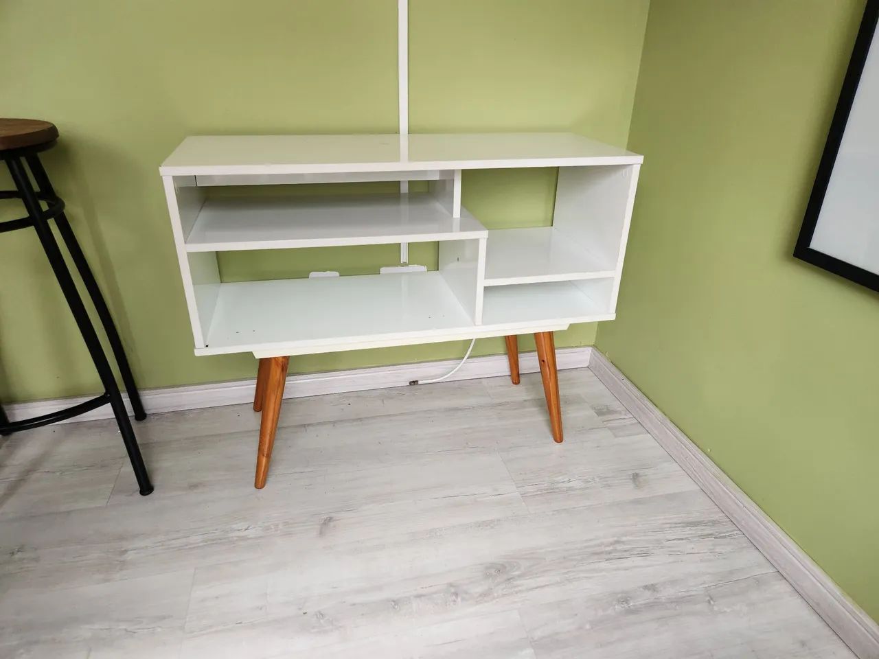 Rack 1,50, mdf, branco com pes de madeira - Foto 2
