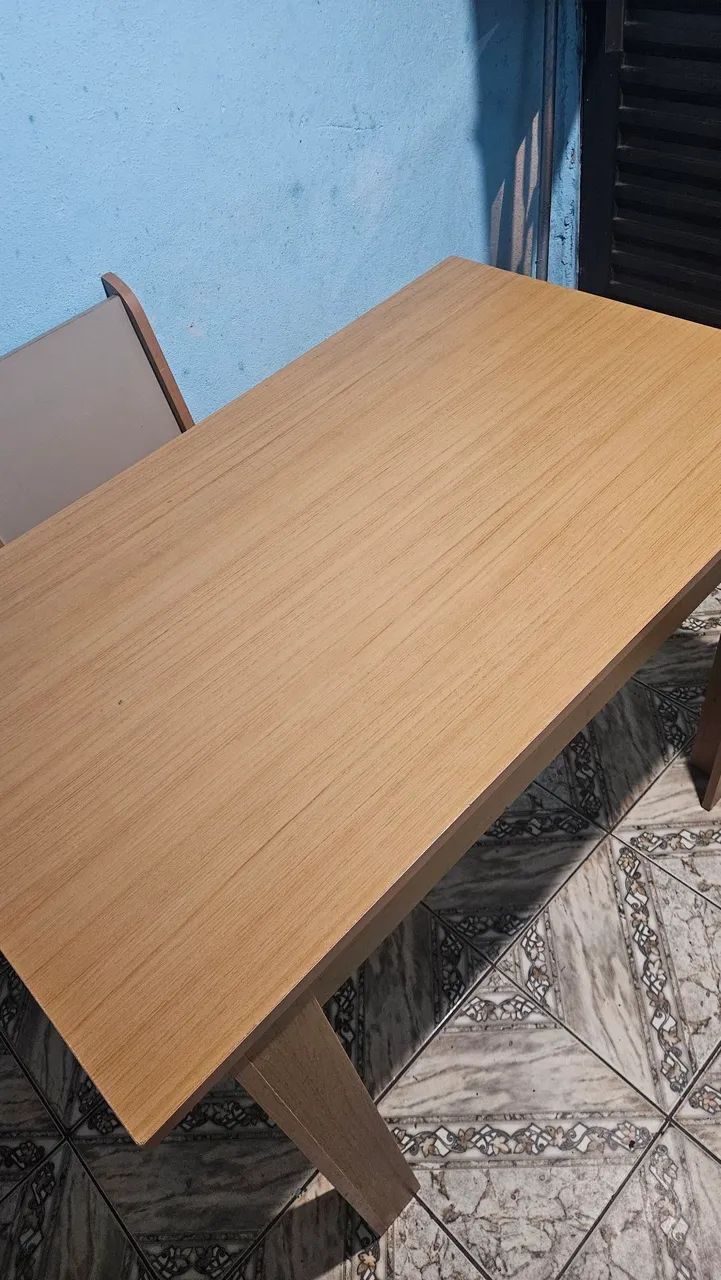 Mesa com 4 cadeiras