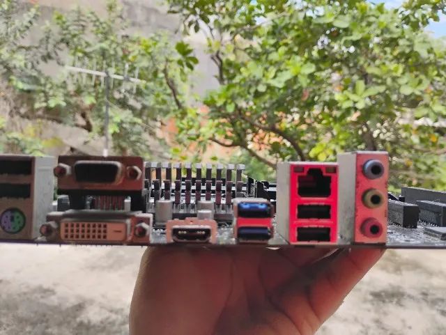 Vendo Placa Mãe GIGABITE AM3+ - Foto 2