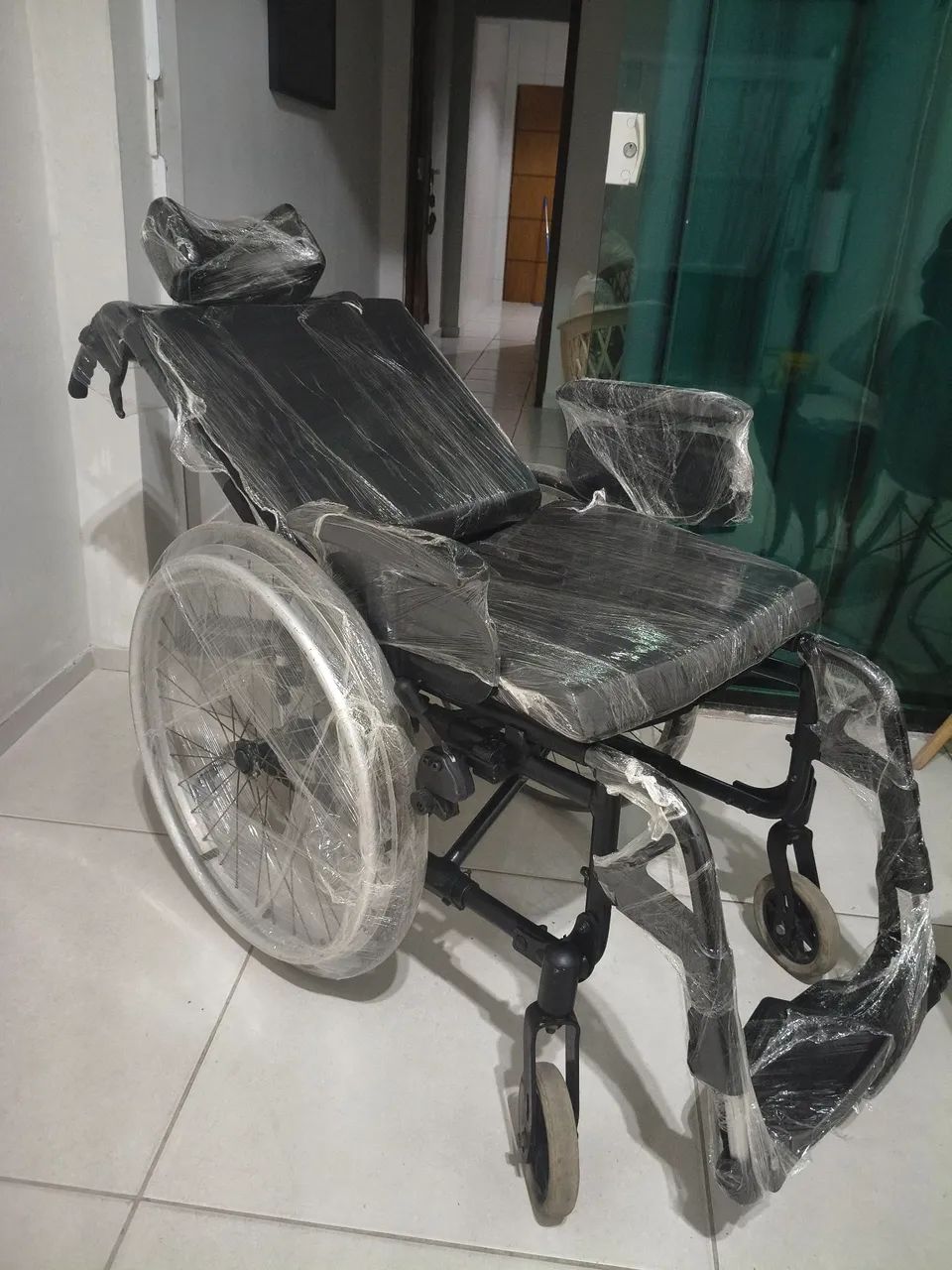 Cadeira de roda reclinável com encosto de cabeça - Foto 4