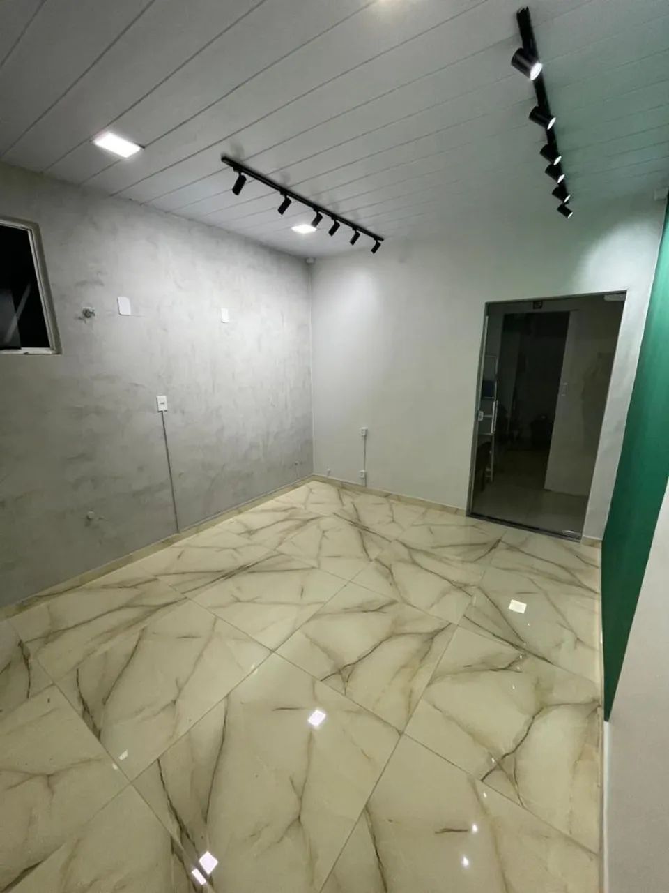 Alugo Sala Comercial - Aleixo 