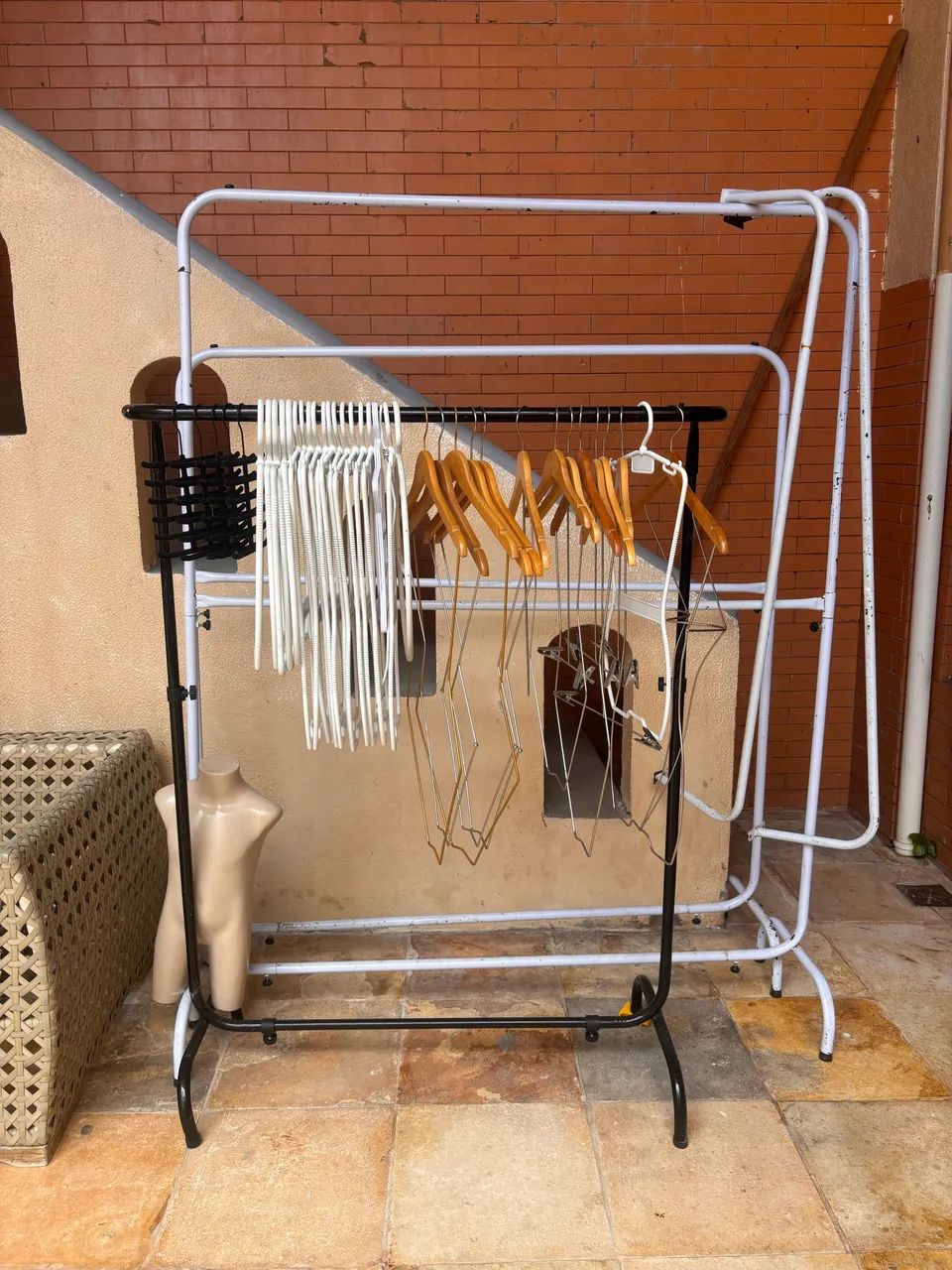 Arara com cabides desapego 