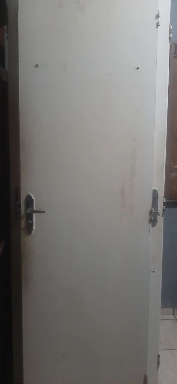 Desapego de quatro portas de HDF com fechadura preço por cada unidade retirar no local.  