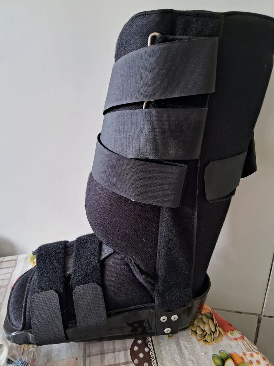 Bota imobilizadora e suporte para gesso
