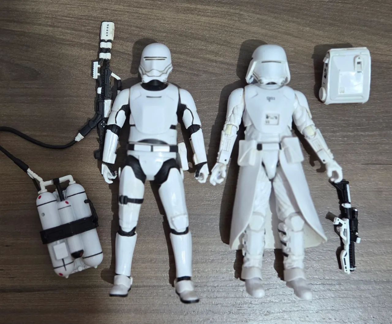 Bonecos Star Wars Black Series Flame Trooper e Snow Trooper 