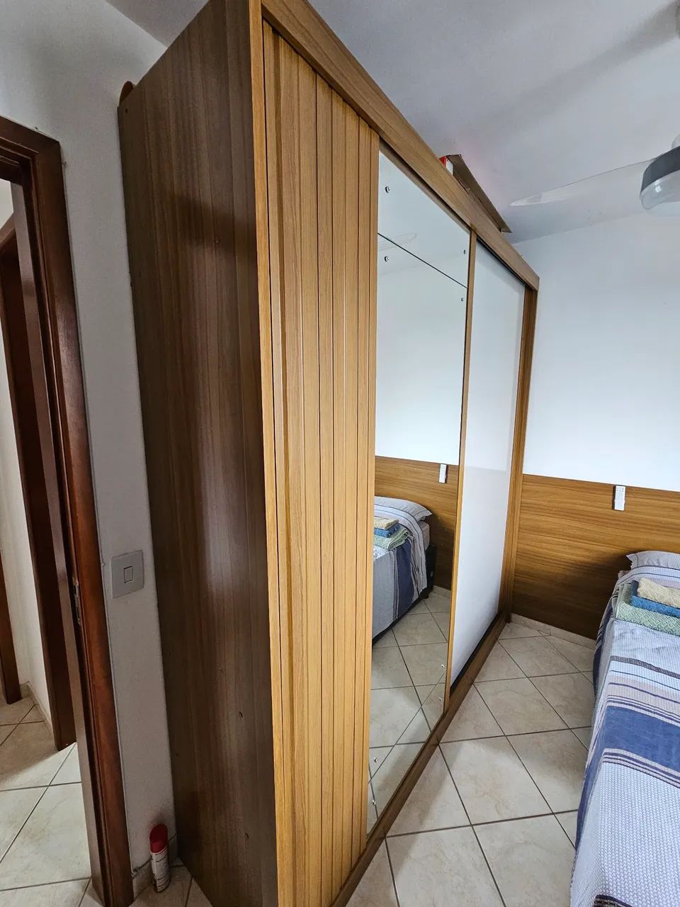 Guarda-roupa com espelho e portas de correr