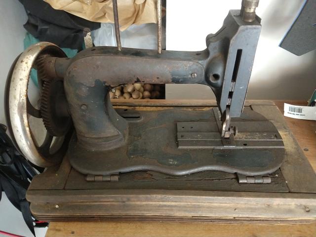 Máquina de costura antiga - Foto 3