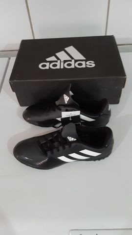 Chuteira society Adidas nova na Caixa