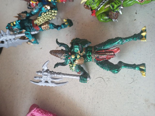 Bonecos gladiador e zumbi dtc 6 bonecos - Foto 2