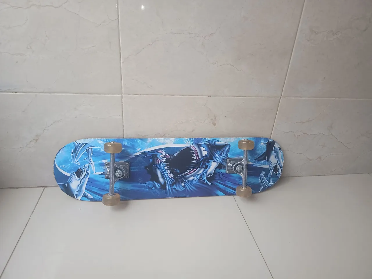 Skate com Design de Tubarão