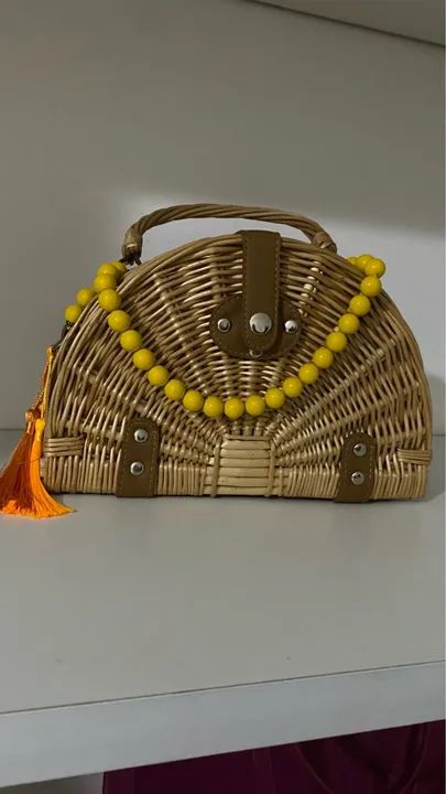Bolsa de palha com detalhes em miçangas