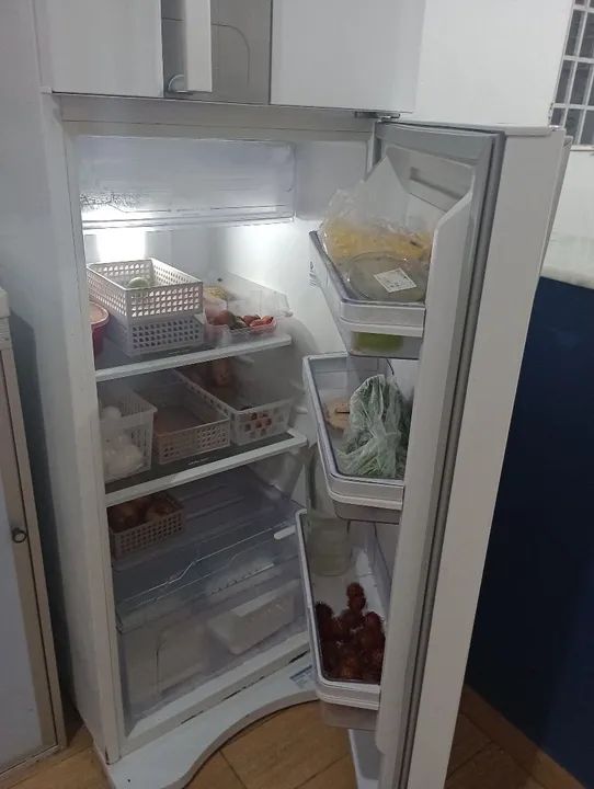 Geladeira Eletrolux Branca em ótimo estado - Foto 3