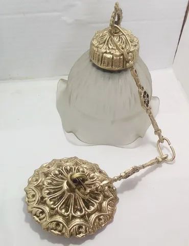 um lustre pendente em bronze - Foto 2