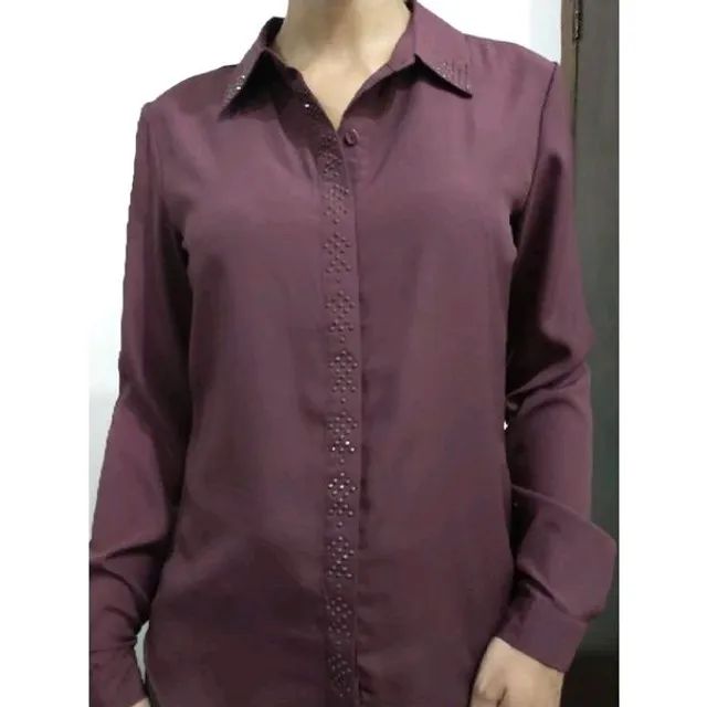 Camisa feminina clássica, na cor uva, com strass - Foto 5