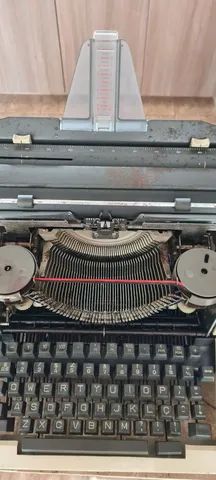 Máquina de escrever em funcionamento  - Foto 5