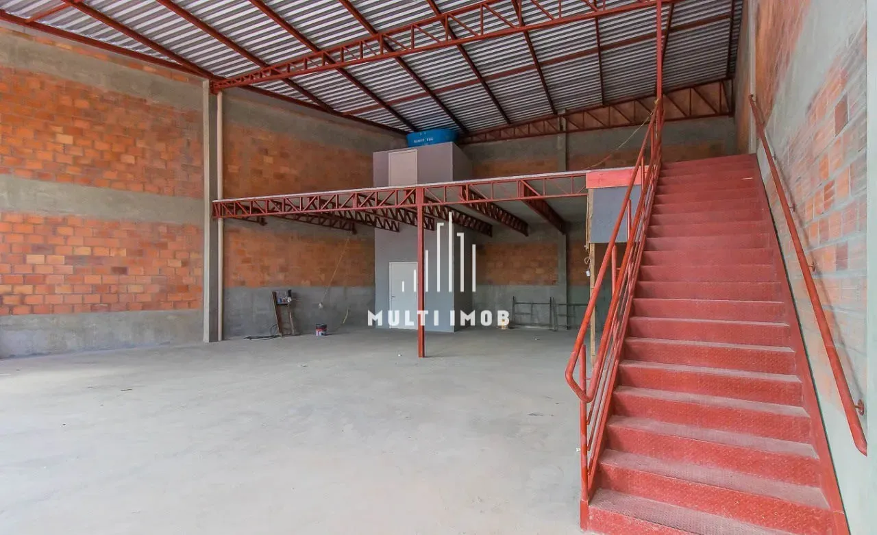 Alugo depósito de esquina com 337m² e 37 vagas