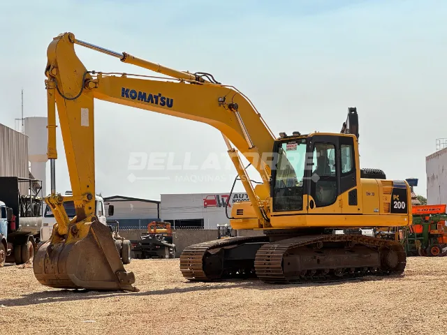 Escavadeira Komatsu PC 200 - Eficiência e Confiabilidade para Suas Operações