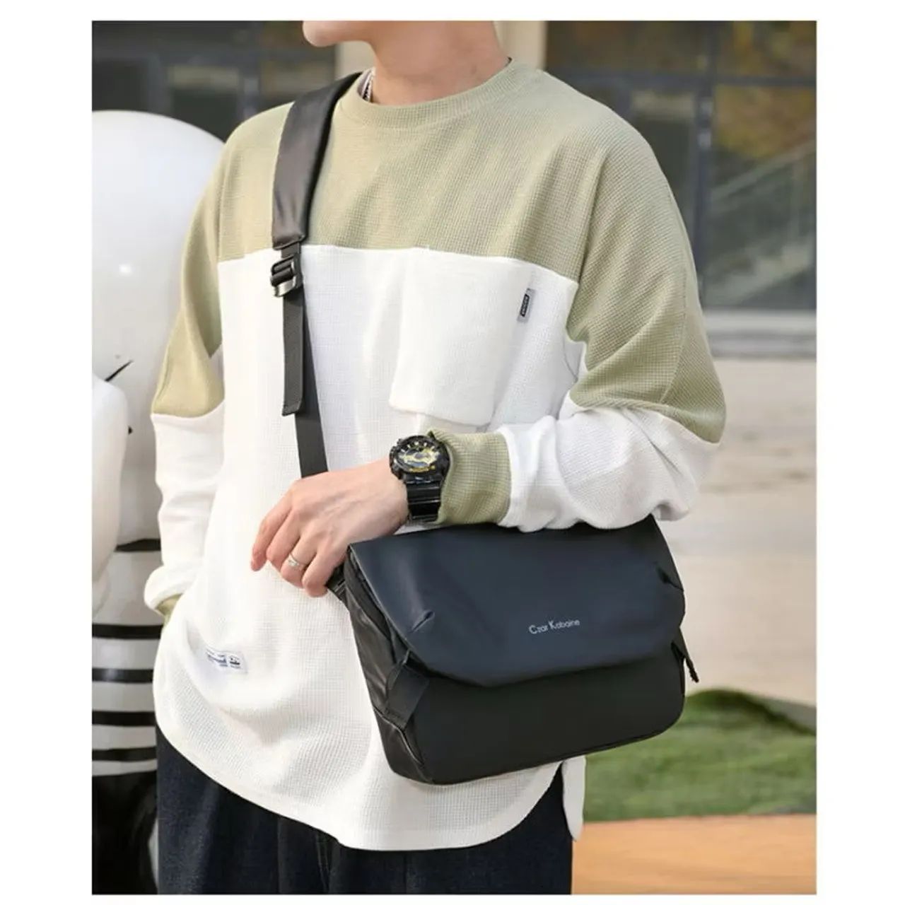 Bolsa de Ombro Preta - Estilo e Praticidade