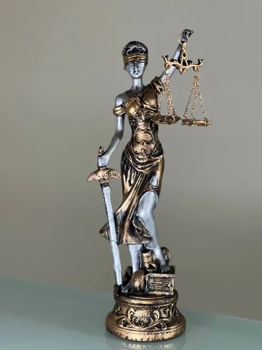 Estatueta Deusa Themis/ Dama da justiça - material em resina de alta qualidade 29 Cm