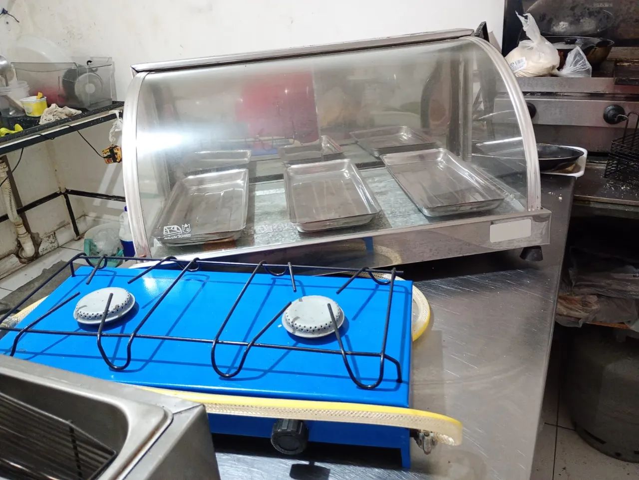 Fritadeira, cafeteira e estufa