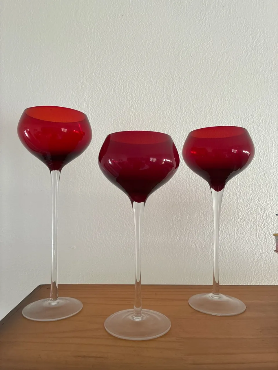 3 Taças Decorativas Vermelhas Elegantes