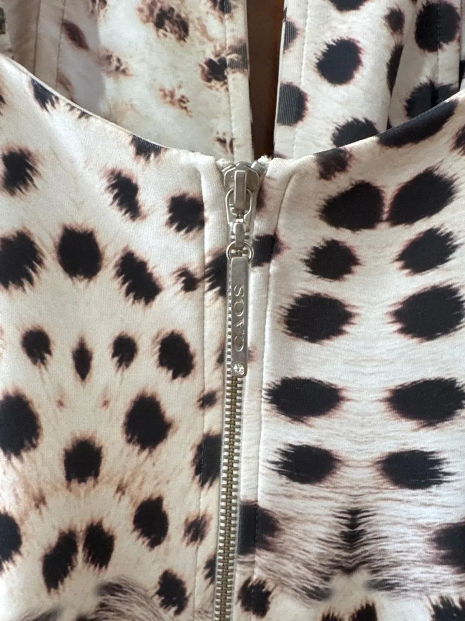 Vestido Leopardo com Detalhes em Metal CAOS - Foto 4
