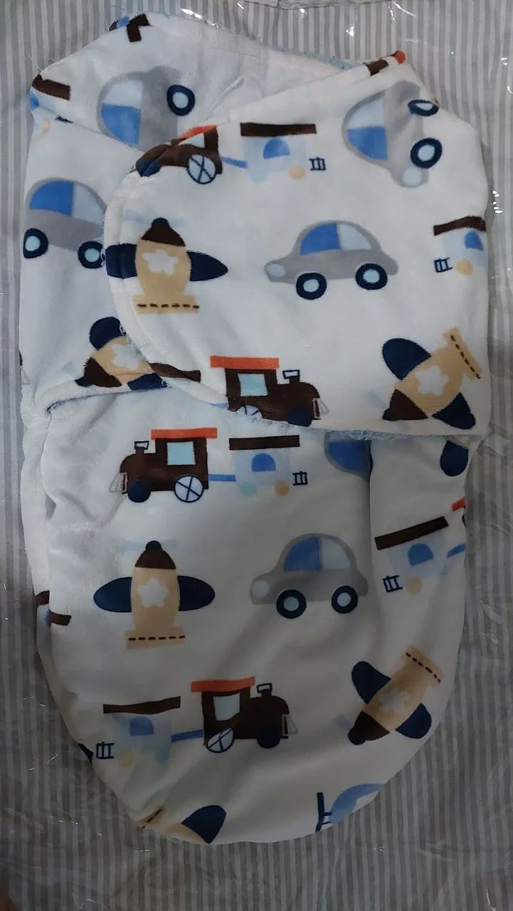 Fralda de bebê com estampa de carros e aviões