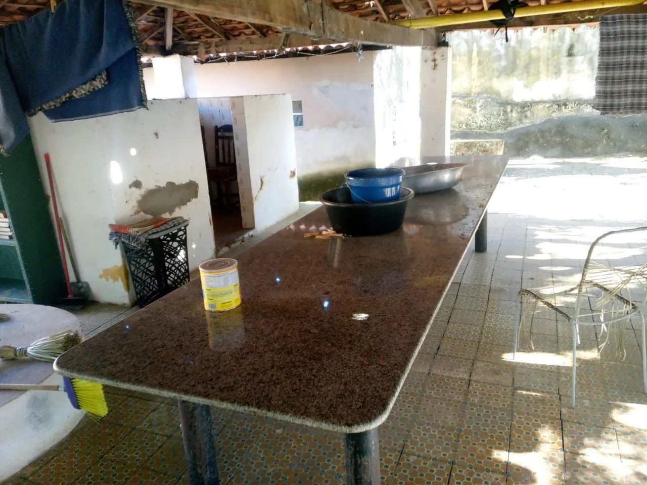 Mesa com tampo de granito 