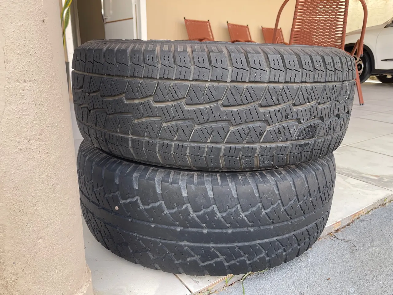 Vendo dois pneus 265/7016