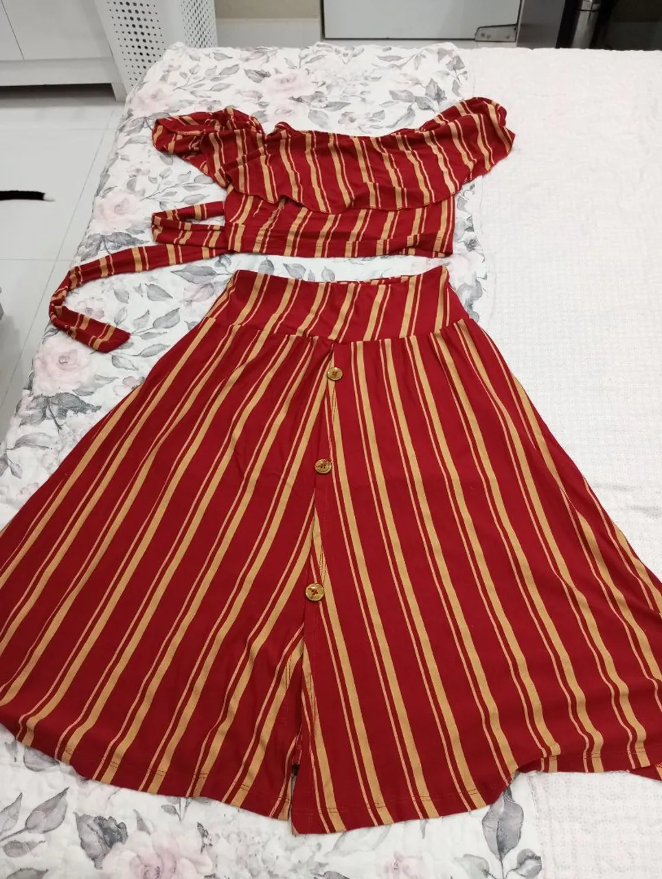 Conjunto de Cropped e Saia Listrada