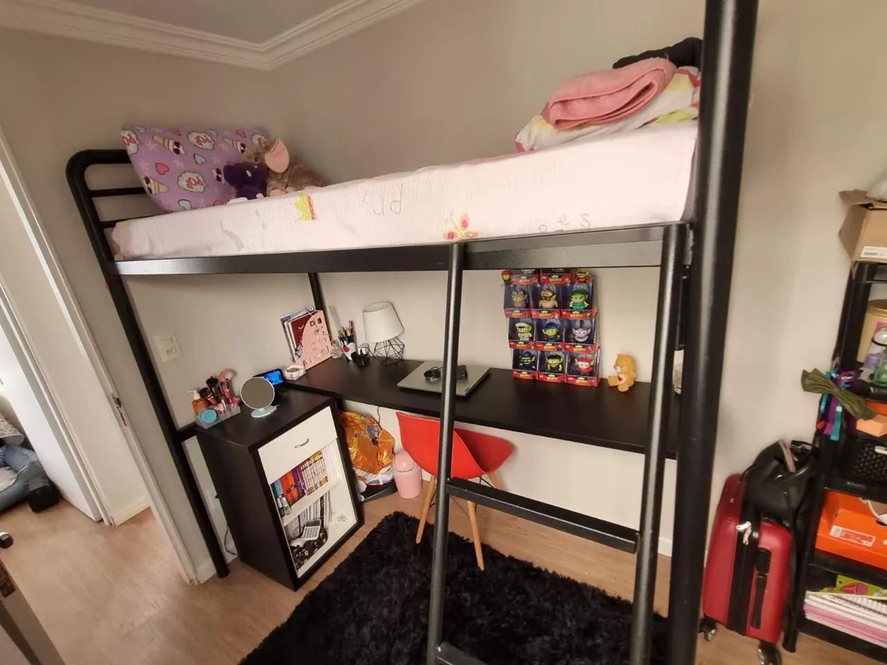 Cama suspensa com escrivaninha "Modelo Tok & Stok