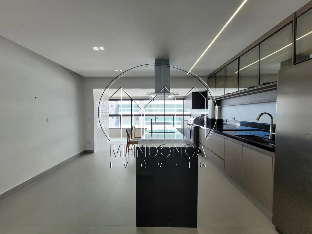 Praia Grande - 76m2 - 2 suítes, 2 vagas. IMPECÁVEL! Equipado e decorado, novo, vista para